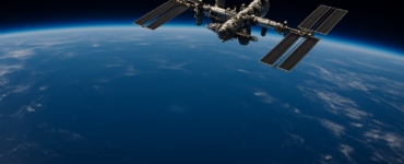 Imagen generada por IA que muestra la Estación Espacial Internacional sobrevolando el punto Nemo, el lugar más remoto del planeta Tierra, en medio del océano Pacífico.